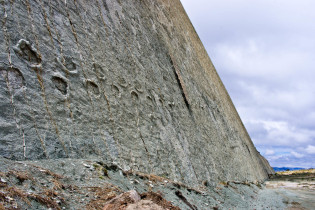Auf einem 260m langen Pfad am Fuß der Felswand können die Dinosaurierspuren bei Sucre, Bolivien, aus geringerer Entfernung betrachtet werden