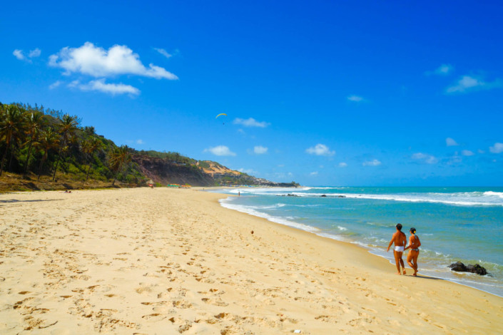 Am Praia da Pipa gibt es aufregende Party-Strände mit ausgelassenen Gästen und Live-Musik ebenso wie paradiesische Relax-Buchten, Brasilien