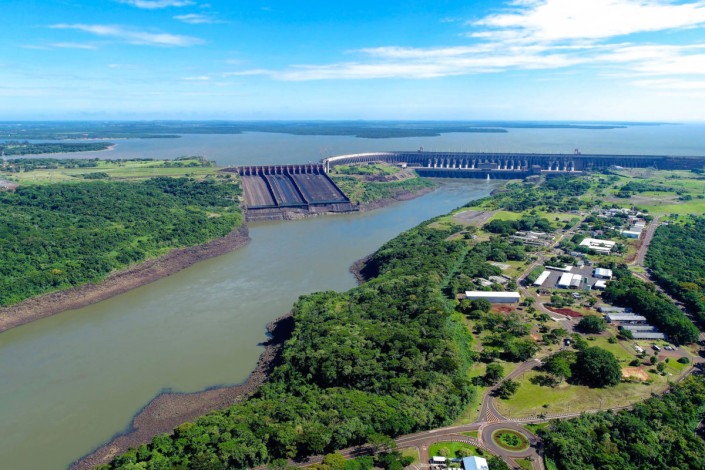 Der Itaipu Staudamm ist knapp 8km lang und 200m hoch und staut den wasserreichsten Fluss der Welt, den Paraná, Brasilien, Paraguy