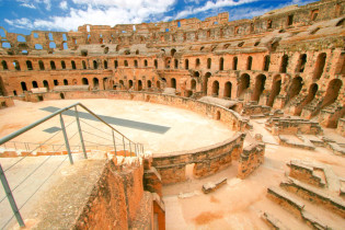 Mit einem Fassungsvermögen von 35.000 Sitzplätzen wird das Amphitheater in El Jem nur vom Kolosseum in Rom und dem Amphitheater in Capua übertroffen, Tunesien