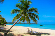 Restaurants, Beach-Bars und Lokale sorgen am Negril Strand für das leibliche Wohl der Strandurlauber, Jamaika - © Przemyslaw Skibinski / Shutterstock