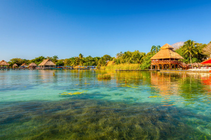 Das kristallklare Wasser und der weiße Sandboden des Sees lassen die Wasserfarben in verschiedenen türkisfarbenen und blauen Farbtönen erscheinen, Lagune Bacalar, Mexiko