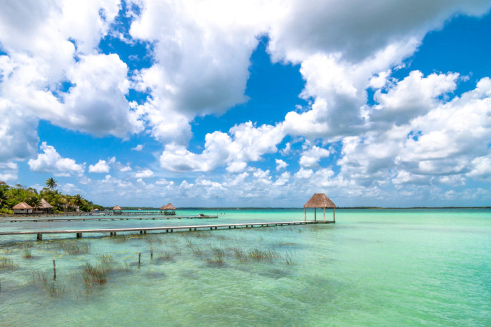 Die über 40 Kilometer lange paradiesische Lagune von Bacalar liegt am Südende der Riviera Maya und wird auch See der Sieben Farben genannt, Mexiko