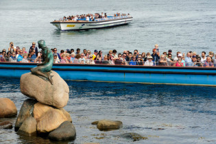 Auch mit Ausflugsbooten kann man der Kleinen Meerjungfrau im Hafen von Kopenhagen einen Besuch abstatten, Dänemark