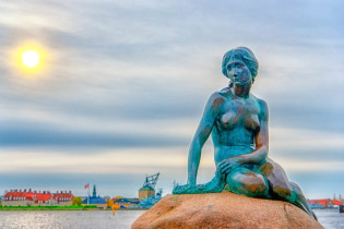 „Die Kleine Meerjungfrau“ am Hafen von Kopenhagen gilt als Wahrzeichen der Hauptstadt Dänemarks. und heißt auf Dänisch „Den Lille Havfrue“