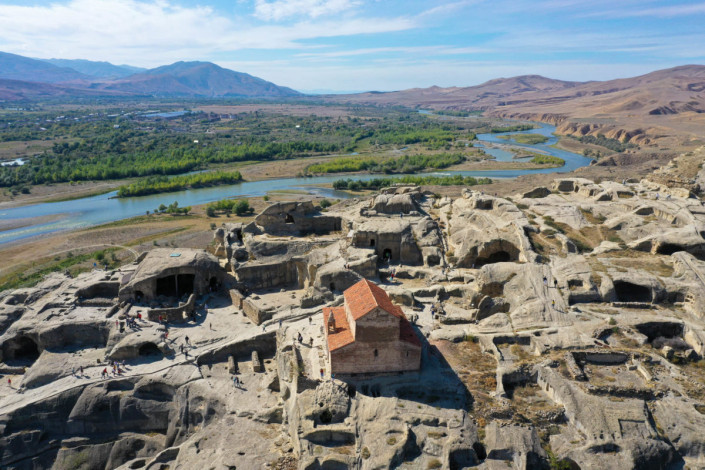 Das Felsplateau von Uplistsikhe wurde bereits in der Bronzezeit gegründet und ab dem 16. Jahrhundert vor Christus von Menschen besiedelt, Georgien