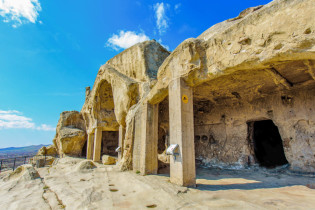Die Höhlenstadt Uplistsikhe ist neben Wardzia und der Klosteranlage David Garedji die älteste der drei Felsensiedlungen in Georgien