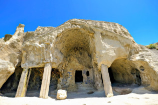 In Uplistsikhe wurden auf einer Fläche von etwa 8 Hektar bereits Jahrhunderte vor Christus über dem Fluss Kura Räume, Hallen und Tunnel in den weichen Sandstein gegraben, Georgien