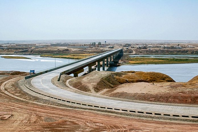 Blick auf die  knapp 700 Meter lange Afghanistan-Tadschikistan-Brücke, sie überspannt den Fluss Panj, der an der Staatsgrenze zwischen den beiden Staaten verläuft - © PD /Wiki