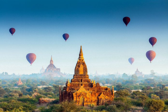 Ein Ballon-Festival über der heiligen Tempelstadt Bagan in Myanmar - © Bule Sky Studio / Shutterstock