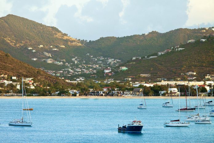 Blick auf Philipsburg, die Hauptstadt der niederländischen Karibikinsel Sint Maarten - © John Wollwerth / Shutterstock