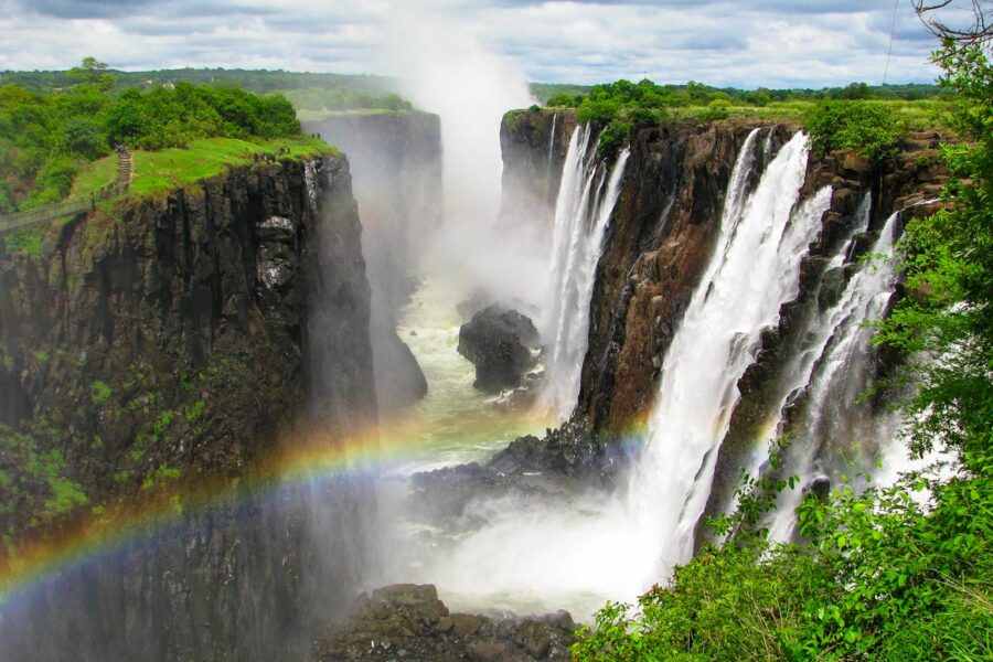 Die Victoriafälle im Nationalpark Mosi-oa-Tunya sind mit einer gewaltigen Breite von zwei Kilometern und einer Höhe von 140 Metern die größten Wasserfälle Afrikas, Sambia - © PrzemyslawSkibinski/Shutterstock