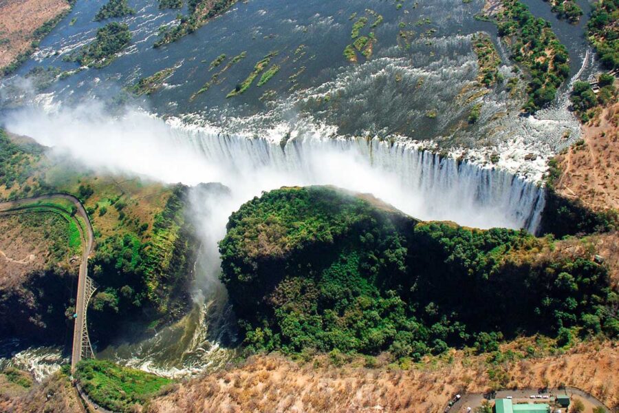 Luftaufnahme der Victoriafälle im Nationalpark Mosi-oa-Tunya, Sambia - © wolfso / Shutterstock
