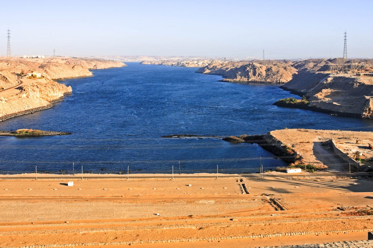 Blick vom Assuan Staudamm, auch bekannt unter Sadd el Ali-Hochdamm, auf den Nil, Ägypten - © ostill / Shutterstock
