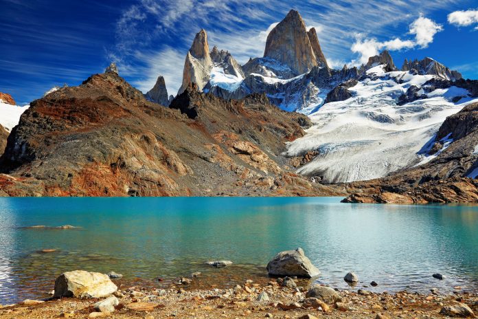 Die Laguna de Los Tres vor dem spektakulären Mount Fitz Roy im Los Glaciares Nationalpark in Argentinien - © Pichugin Dmitry / Shutterstock