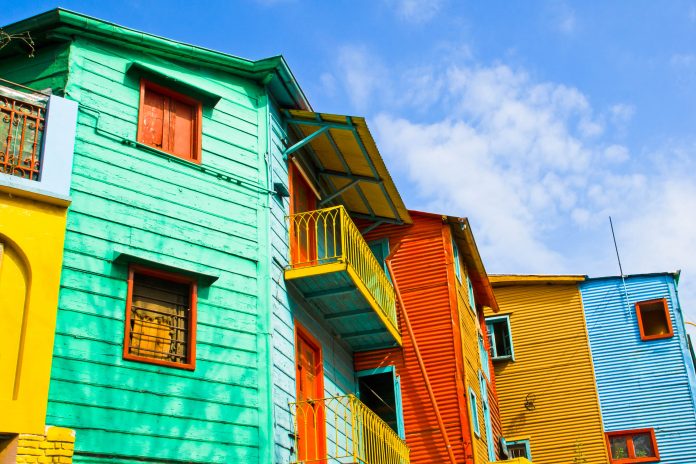 Die typisch bunten Häuserfassaden in La Boca, Buenos Aires, Argentinien - © elxeneize / Fotolia