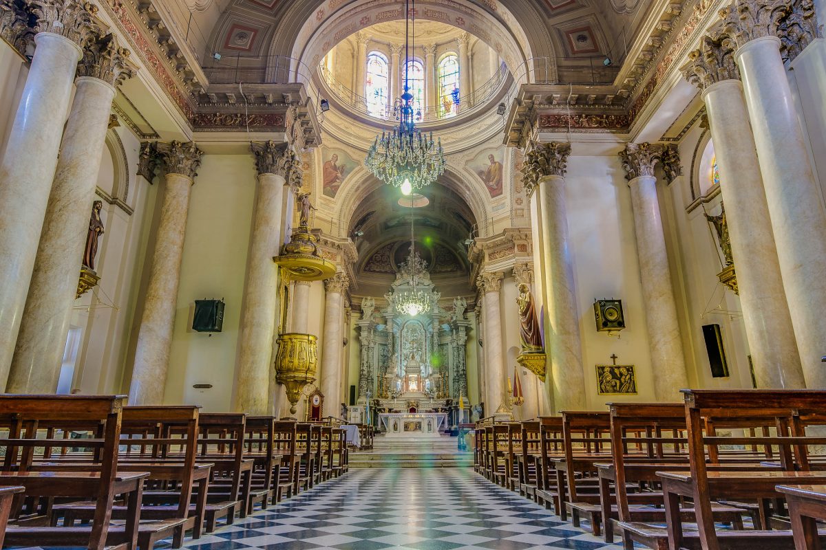 Die Ostseite des Plaza 25 de Mayo wird von der prächtigen Basílica Catedral de Nuestra Señora del Rosario dominiert, Argentinien - © Anibal Trejo / Shutterstock