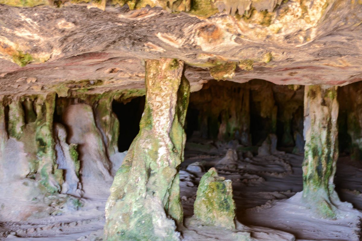 Die beeindruckende Fontein Cave im Arikok Nationalpark ist die größte Kalkstein-Höhle auf Aruba und enthält Spuren von Indianern und frühen Siedlern - © James Camel / franks-travelbox