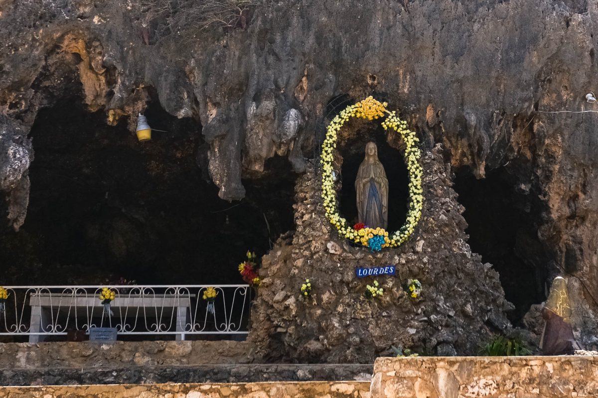 Die Lourdes Grotte auf Aruba ist benannt nach dem berühmten Wallfahrtsort in Frankreich - © James Camel / franks-travelbox