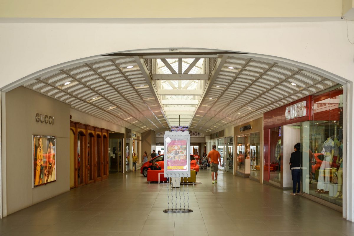 Die pompöse Renaissance-Mall nach US-amerikanischem Vorbild sorgen in Oranjestad mit Luxusmarken für pures Shopping-Vergnügen, Aruba - © James Camel / franks-travelbox