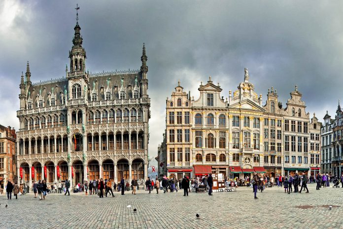 Der Grand Place in Brüssel zählt mit seinen prachtvollen barocken Fassadenfronten zu den schönsten Plätzen Europas, Belgien - © Botond Horvath / Shutterstock