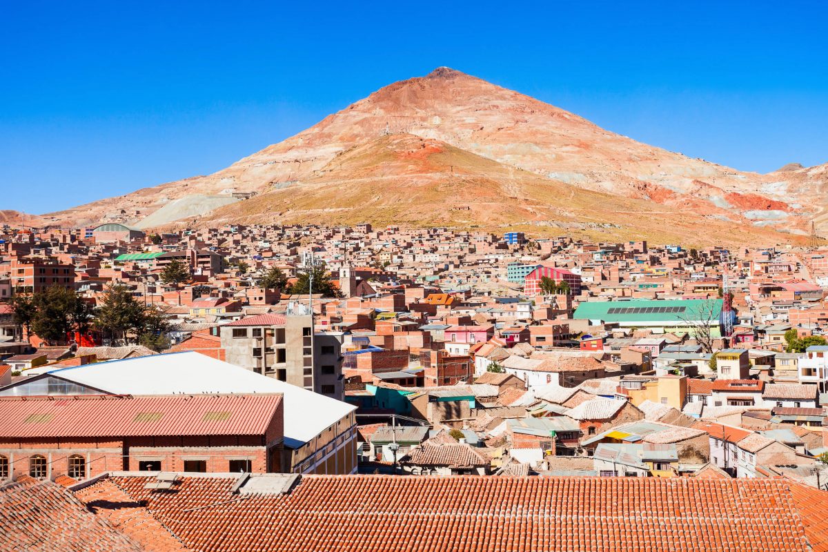 Grâce à ses riches gisements d'argent, le Cerro de Potosí, qui culmine à 4 824 m, est aujourd'hui encore percé de galeries comme un gruyère, Bolivie - © saiko3p / Shutterstock