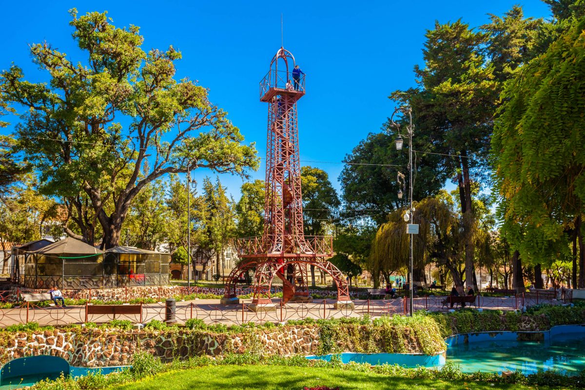 Der Parque Bolivar ist der größte und wohl auch schönste Park von Sucre, Bolivien - © saiko3p / Shutterstock