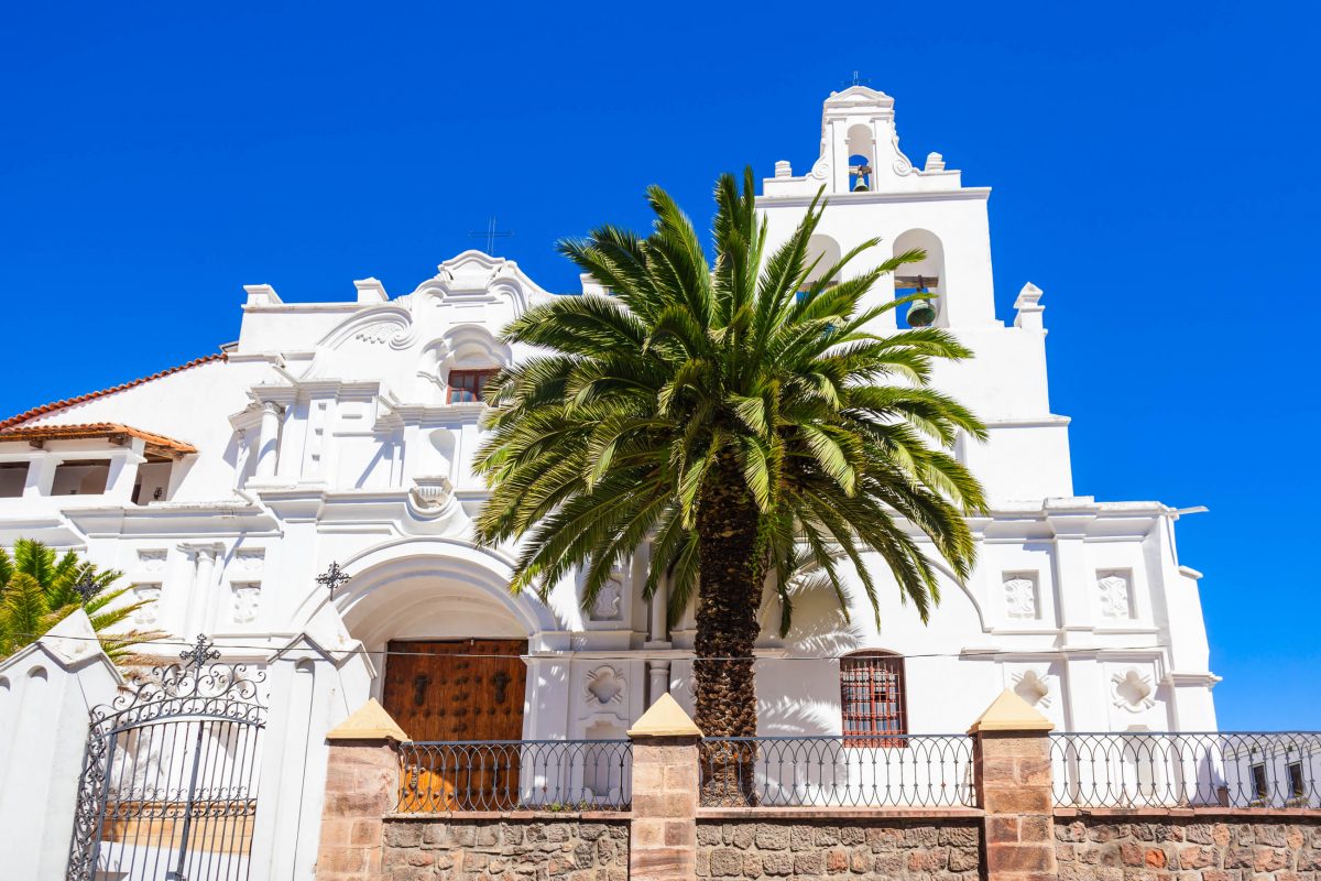 Die Iglesia La Merced im Zentrum von Sucre, Bolivien, entstand im 16. Jahrhundert - © saiko3p / Shutterstock