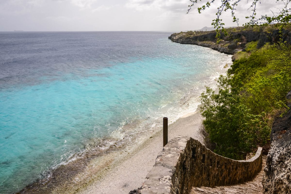 Der traumhafte Strand am Tauchspot „1000 Steps“ im Norden von Bonaire ist tatsächlich über eine Treppe zu erreichen - © James Camel / franks-travelbox