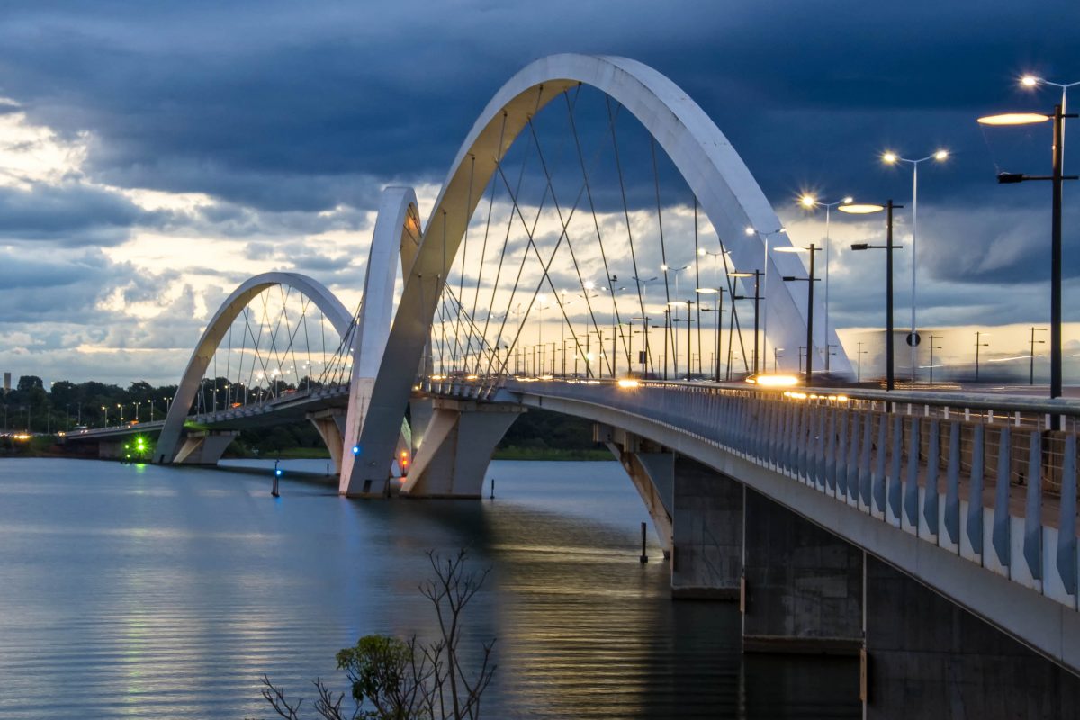 Die futuristisch anmutende Juscelino-Kubitschek-Brücke am Lake Paranoá in Brasilia, Brasilien wurde nach dem Gründer Brasilias benannt - © InkaOne / Shutterstock