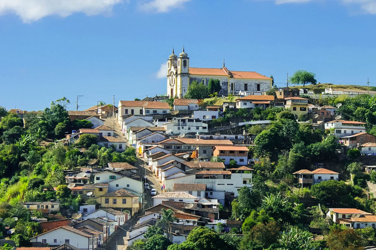 Die barocke Stadt Ouro Preto verteilt sich über mehrere Hügel und Täler, Brasilien - © Ignatius Wooster / Fotolia
