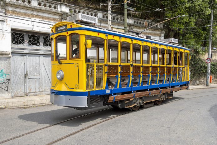 Als älteste Straßenbahn der Welt kurvt die Santa-Teresa-Tram heute wie vor über 100 Jahren durch Rios Stadtteil Santa Teresa, Brasilien - © lazyllama / Shutterstock
