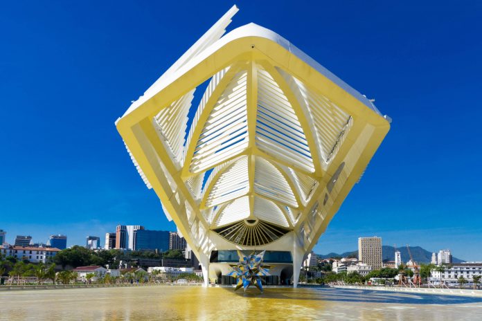 Das futuristische Museu do Amanhã am Hafen von Rio de Janeiro, Brasilien, widmet sich Zukunftsthemen und stellt selbst ein einmaliges Beispiel für nachhaltige Architektur dar - © Ronaldo Almeida / Shutterstock