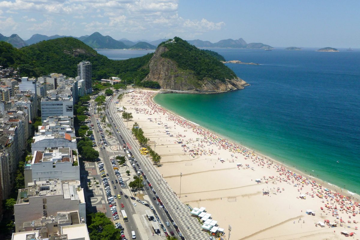 Der weltbekannte 4km lange Sandstrand Copacabana, Rio de Janeiro, Brasilien - © csokil1 / Fotolia