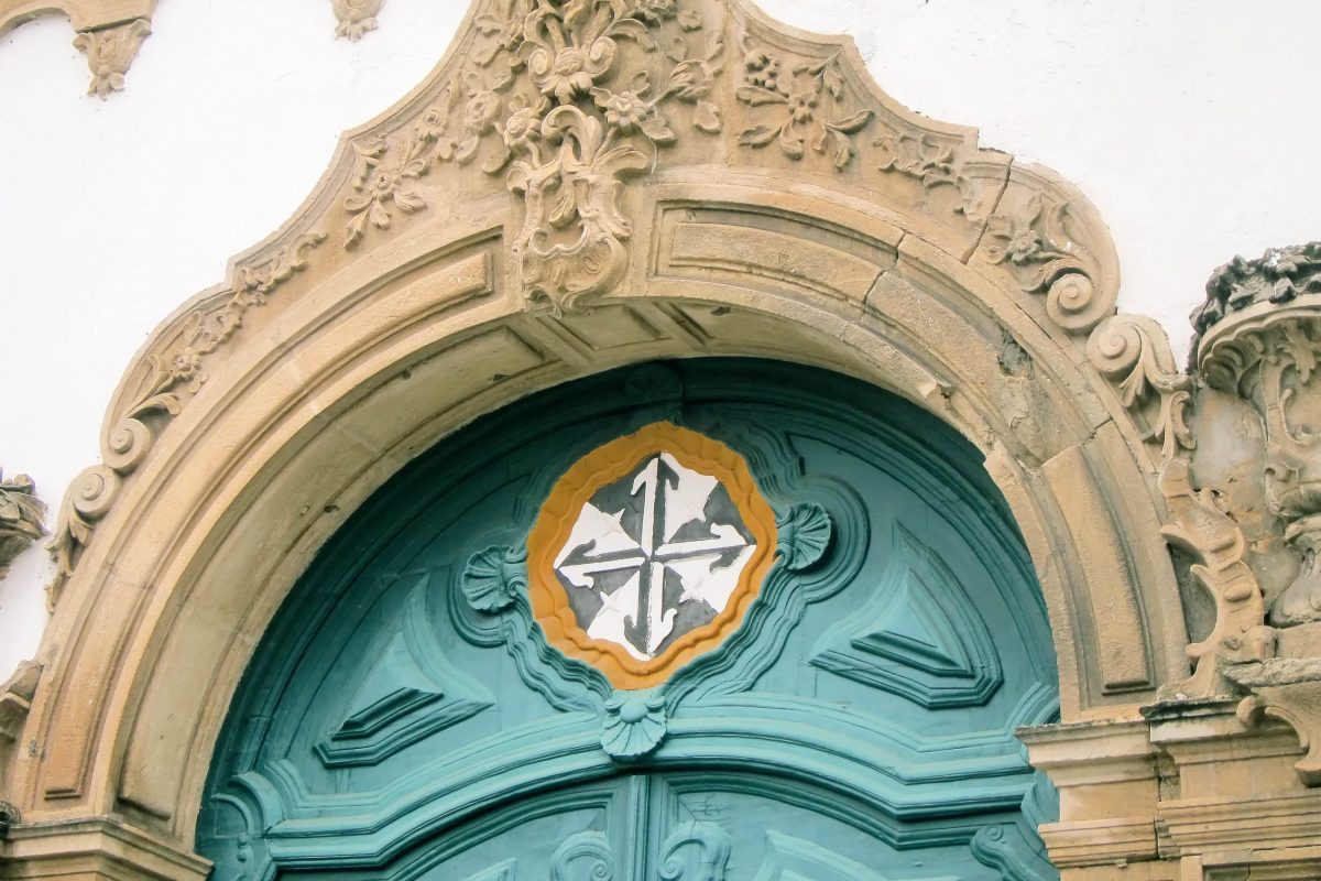 Aufwändig verziertes Eingangsportal zur Igreja da Ordem Terceira de São Domingos in Salvador, Brasilien - © FRASHO / franks-travelbox