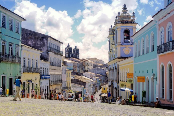 Blick vom Zentrum des Pelourinho, dem ehemaligen Sklavenmarkt, auf die Altstadt von Salvador, Brasilien - © Vinicius Tupinamba/Shutterstock