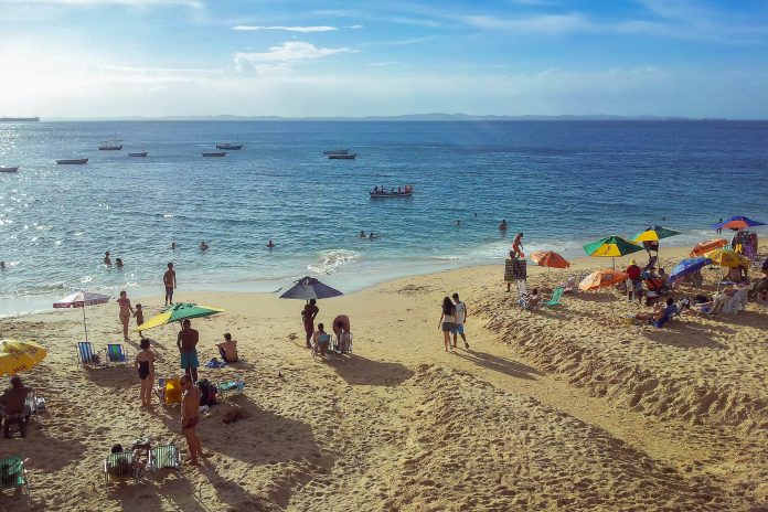 Der Praia do Porto da Barra an der Allerheiligenbucht bei Salvador ist einer der wenigen Orte in Brasilien, an denen man die Sonne im Meer versinken sehen kann, Brasilien - © FRASHO / franks-travelbox