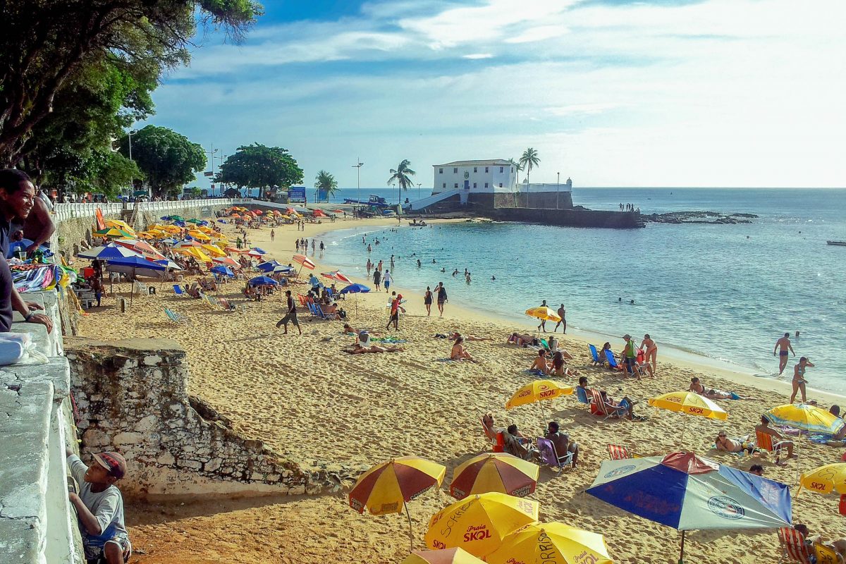 La partie de la plage située au nord de la forteresse de Santa Maria est la plus belle partie de Praia do Barra à Salvador et donc la plus fréquentée, Brésil - © FRASHO / franks-travelbox