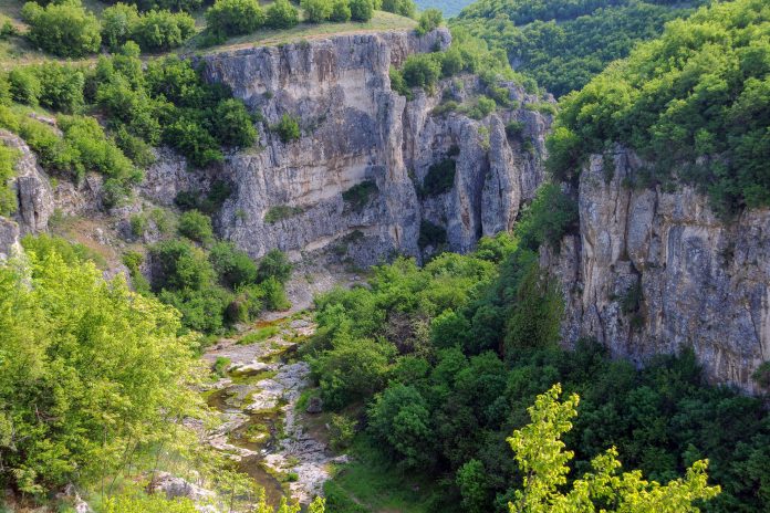 Aufgrund ihrer außerordentlichen Schönheit zählt die Emen-Schlucht zu den offiziellen Natursehenswürdigkeiten von Bulgarien - © vicspacewalker / Shutterstock