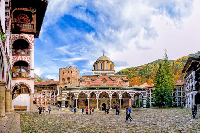Das Rila Kloster gilt als Nationalheiligtum und beeindruckt Pilger und Touristen durch sein reich verziertes Erscheinungsbild, Bulgarien - © narvall / Fotolia