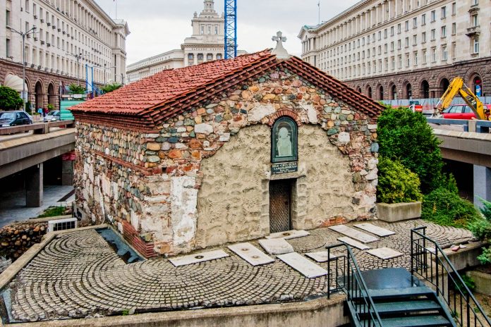 Die Kirche Sweta Petka wurde unter osmanischer Fremdherrschaft errichtet und zählt zu den bemerkenswertesten Sehenswürdigkeiten von Sofia, Bulgarien - © Ann Wuyts CC BY 2.0/Wiki