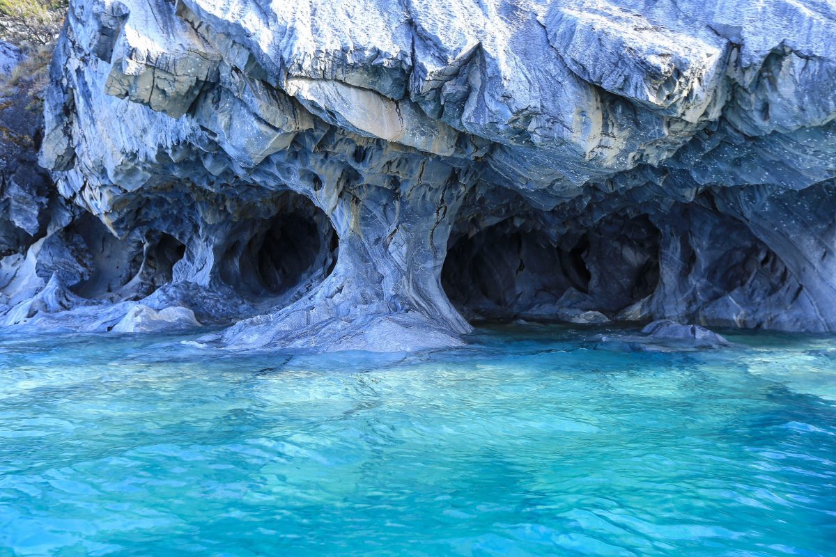 Die Marmorhöhlen in Chile beeindrucken durch ihr faszinierendes Farbenspiel aus Grün, Türkis, Rosa, Grau und Blau - © Parichart Tingnapun / Shutterstock