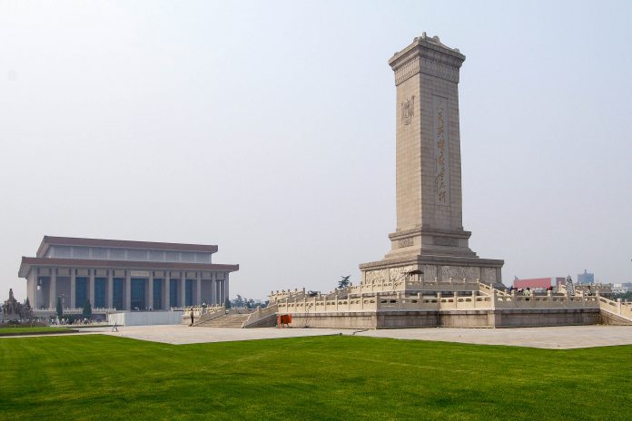 Denkmal für die Helden des Volkes und Mao-Mausoleum auf dem Platz des himmlischen Friedens in Peking, China - © camera-me.com / Fotolia