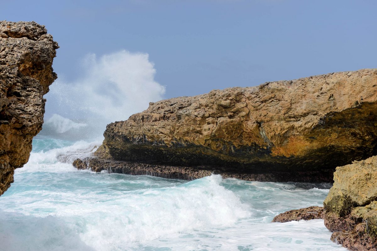 Spektakulärer Wellengang in der Boka Tabla im Shete Boka Nationalpark im Nordwesten Curaçaos - © James Camel / franks-travelbox