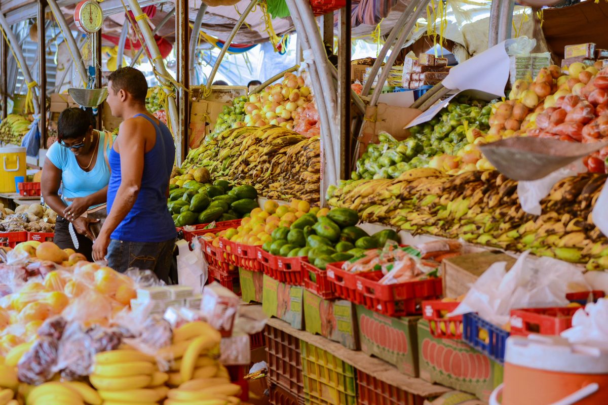 Unglaubliche Auswahl an frischem Obst und Gemüse am Floating Market im Stadtteil Punda in Willemstad, Curaçao - © James Camel / franks-travelbox