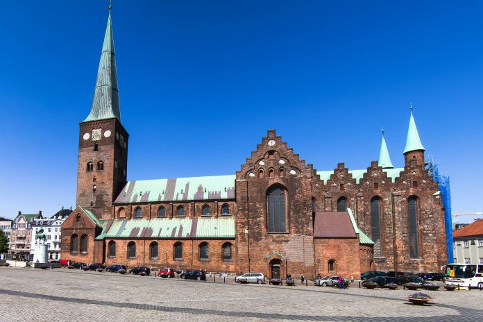 Die St. Clemens-Kirche , auch Dom zu Århus genannt, der größte Sakralbau in der Stadt Aarhus, Dänemark - © Raymond Thill / Fotolia