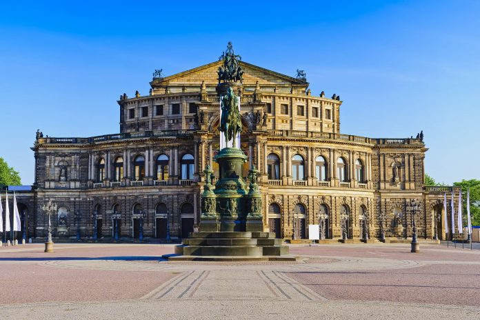 Die Semperoper in Dresden ist die berühmteste Oper Deutschlands und zählt zu den schönsten Opernhäusern der Welt - © draghicich / Fotolia