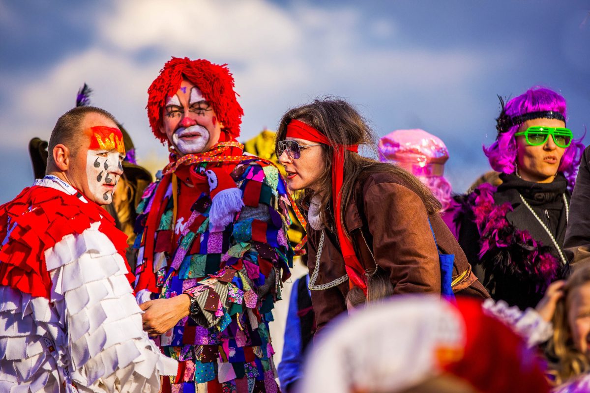 Farbenfrohe „Jecken“ am „Veilchendienstag“, dem Faschingsdienstag am Kölner Karneval, Deutschland - © Axel Lauer / Shutterstock