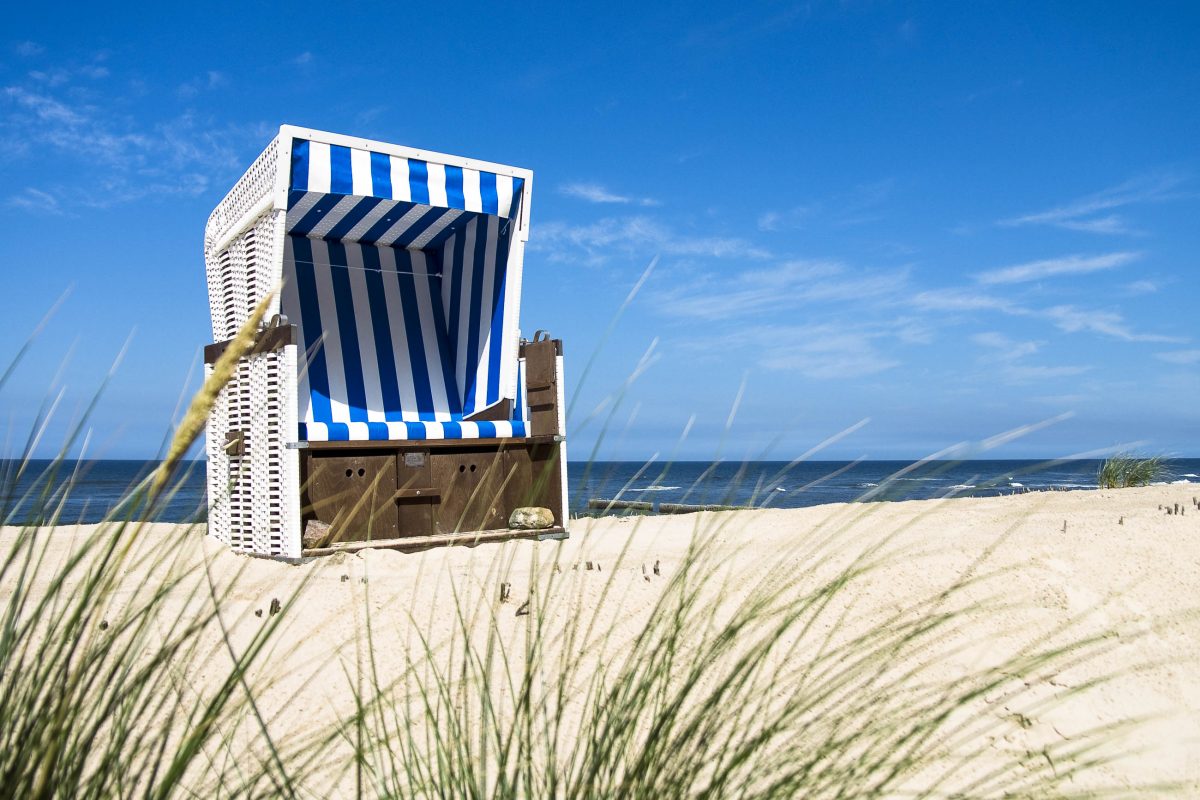 Strandkorb auf der Insel Sylt, der viertgrößten Insel Deutschlands und der größten der Nordfriesischen Inseln - © Alex Hagmann / Fotolia