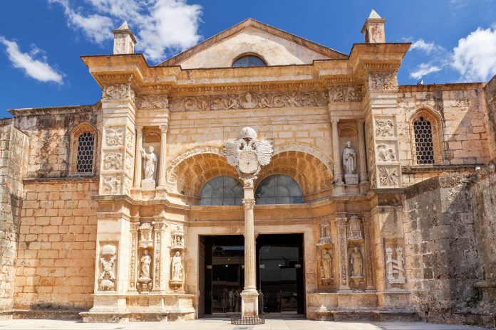 Als erstes Gotteshaus der westindischen Inseln hatte die Kathedrale von Santo Domingo in der Dominikanischen Republik lange eine Vormachtstellung inne - © fototehnik / Shutterstock
